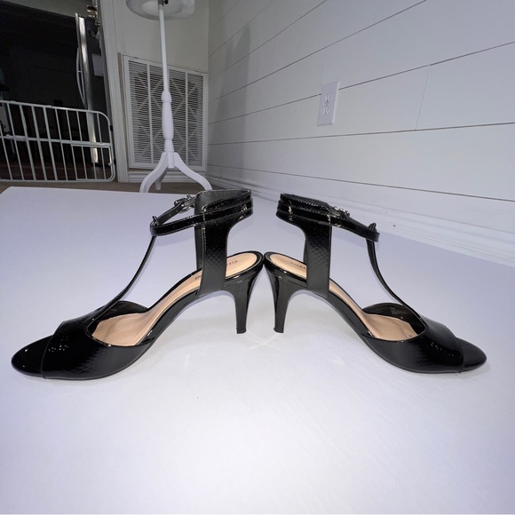 Gianni Bini Peep Toe Black Patent T Strap Heels Size 7 - Picture 3 of 7